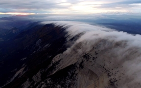 法国 ，旺图山上空的云雾