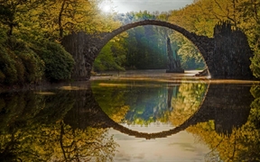 德国萨克森州 ，Kromlau小镇上杜鹃园里的魔鬼桥