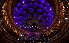 英国伦敦 ，皇家阿尔伯特音乐厅顶部的吸声板