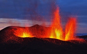 冰岛 ，爆发中的艾雅法拉火山