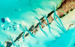 巴哈马 ，从国际空间站拍摄到的位于大埃克苏马群岛西侧小岛的珊瑚礁