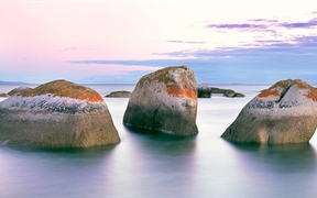 塔斯马尼亚州，弗林德斯岛附近的花岗岩岩石