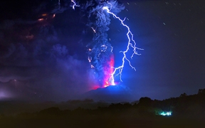 智利，爆发中的卡尔布科火山