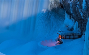 尼亚加拉大瀑布，在冰冻后的瀑布平台上的居住体验
