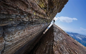 蒙大拿州 ，一位登山爱好者正在征服Cabinet山峰