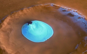 北方大平原的火星陨石坑内结的冰 