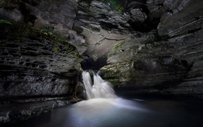 阿肯色州的温泉洞穴 