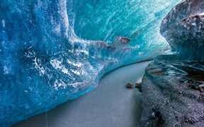 阿拉斯加州 ，马他奴思卡冰川里的冰隧道
