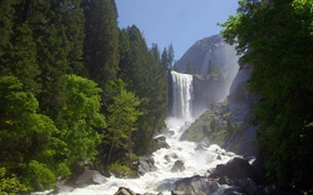 美国加利福尼亚州 ，优胜美地国家公园内的春天瀑布