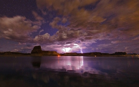 美国亚利桑那州 ，鲍威尔湖上空的雷暴