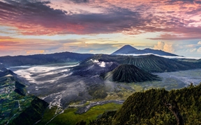印度尼西亚爪哇岛东部 ，浓烟滚滚的布罗莫火山