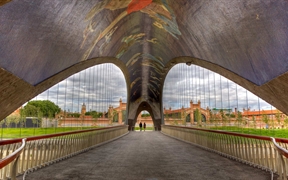 西班牙马德里 ，Matadero大桥与艺术家丹尼尔·卡诺卡的壁画