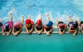 中国杭州 ，儿童们正在陈经纶体育学校体育馆内参加游泳训练