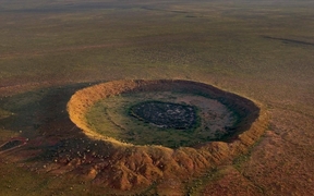 西澳大利亚霍尔斯克里克附近的陨石撞击坑 