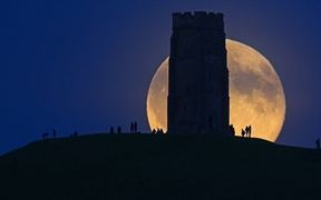 英国 ，格拉斯顿伯里高冈上方升起的月亮