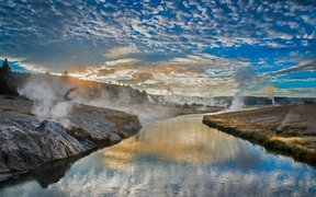 美国怀俄明州 ，黄石国家公园内的火洞河