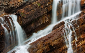 加拿大艾伯塔省 ，沃特顿湖国家公园内的卡梅伦瀑布