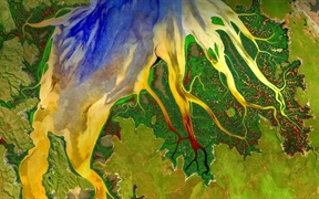 通过陆地卫星8号拍摄到的澳大利亚西部的剑桥湾河口 