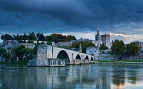 法国阿维尼翁 ，圣贝内泽桥和罗讷河黄昏时刻的美景