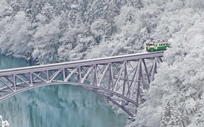 日本 ，【今日大寒】一列穿越三岛村附近只见川的火车