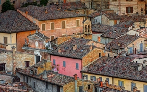 意大利 ，城墙环绕之城乌尔比诺的屋顶