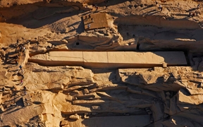 埃及阿斯旺附近未完工的方尖碑 