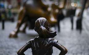 美国纽约 ，【今日国际劳动妇女节】克里斯汀·维斯巴尔创作的《无畏女孩》雕像