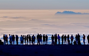 美国夏威夷州 ，海勒卡拉国家公园的哈莱亚卡拉火山顶端的游客