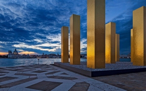 2014年威尼斯建筑双年展展出的艺术家亨氏·麦克的“天在九柱之上”...