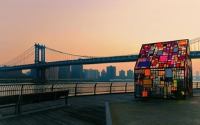 纽约布鲁克林区 ，布鲁克林大桥公园展出的汤姆·弗鲁因的‘Kolonihavehus, 2010作品