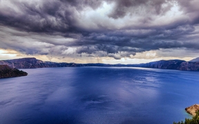 美国俄勒冈州 ，火山口湖国家公园上方的乌云
