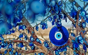 土耳其卡帕多西亚 ，格雷梅国家公园里挂在树上装饰的邪眼护身符