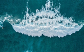 西班牙加那利群岛特内里费岛 ，冲浪者追逐浪潮的鸟瞰图
