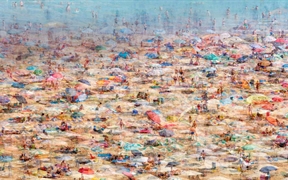 意大利 ，位于利尼亚诺萨比亚多罗的海滩的合成照片