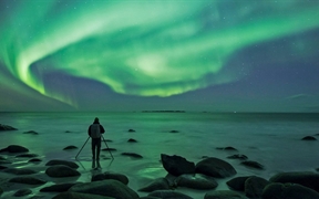 挪威 ，在乌塔克雷夫海滩拍摄的北极光