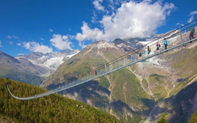 瑞士 ，兰达镇附近的查尔斯库纳步行吊桥