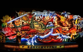 日本青森市 ，青森睡魔祭期间游行的彩车