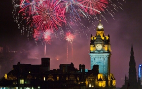 节日期间爱丁堡城堡上空的烟花 