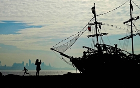 英国沃勒西 ，新布莱顿海滩的浮木海盗船