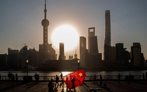 中国上海 ，【今日国庆节】放国旗风筝的人
