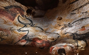 法国蒙蒂尼亚克 ，史前洞窟壁画国际艺术中心内的“高仿”拉斯科洞穴壁画