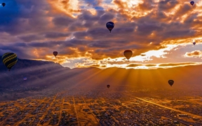 美国新墨西哥州 ，冉冉升起的热气球