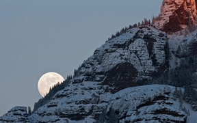 黄石国家公园里正在升起的月亮  