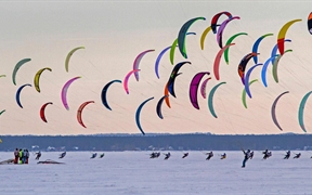俄罗斯新西伯利亚 ，“西伯利亚杯”冬季风筝冲浪比赛