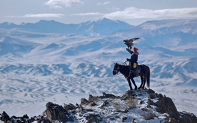 蒙古 ，阿尔泰山脉中一名用老鹰狩猎的骑手