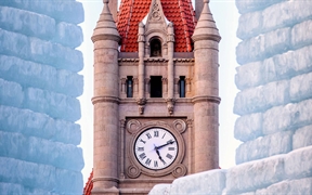 明尼苏达州圣保罗 ，地标中心钟楼和冬季狂欢节的冰宫殿