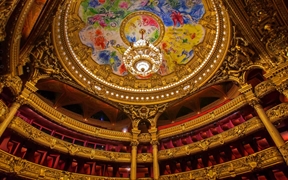 巴黎歌剧院穹顶上的夏加尔画作 
