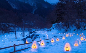日本栃木县 ，汤西川温泉雪屋祭