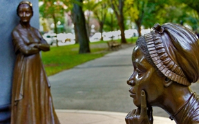 马萨诸塞州波士顿妇女纪念馆 ，菲利斯·惠特利和阿比盖尔·亚当斯的雕像