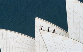 皇家高地燧发枪团在悉尼歌剧院屋顶演奏风笛 